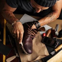 Zapato de seguridad para industria automotriz, protección y confort.