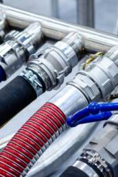 Tuberías industriales de Bramex Group® con conexiones metálicas y mangueras resistentes.