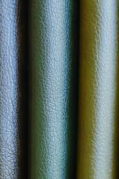 Muestras de materiales industriales en diferentes colores y texturas.