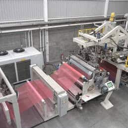 Cinta adhesiva en film para embalaje de alta calidad, ideal para protecci&oacute;n y sellado en procesos in.