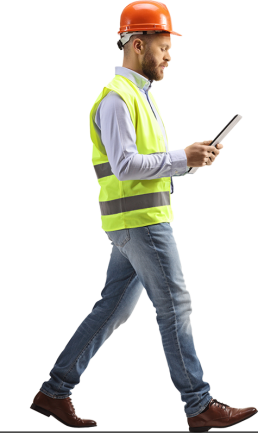 Hombre con casco y chaleco revisando maquinaria con tableta.